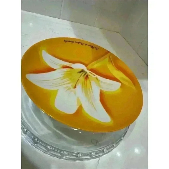 Givenchy Parfums Collector Plate Yellow & White Lily Flower 8 1/2" Across Floral - Picture 7 of 10